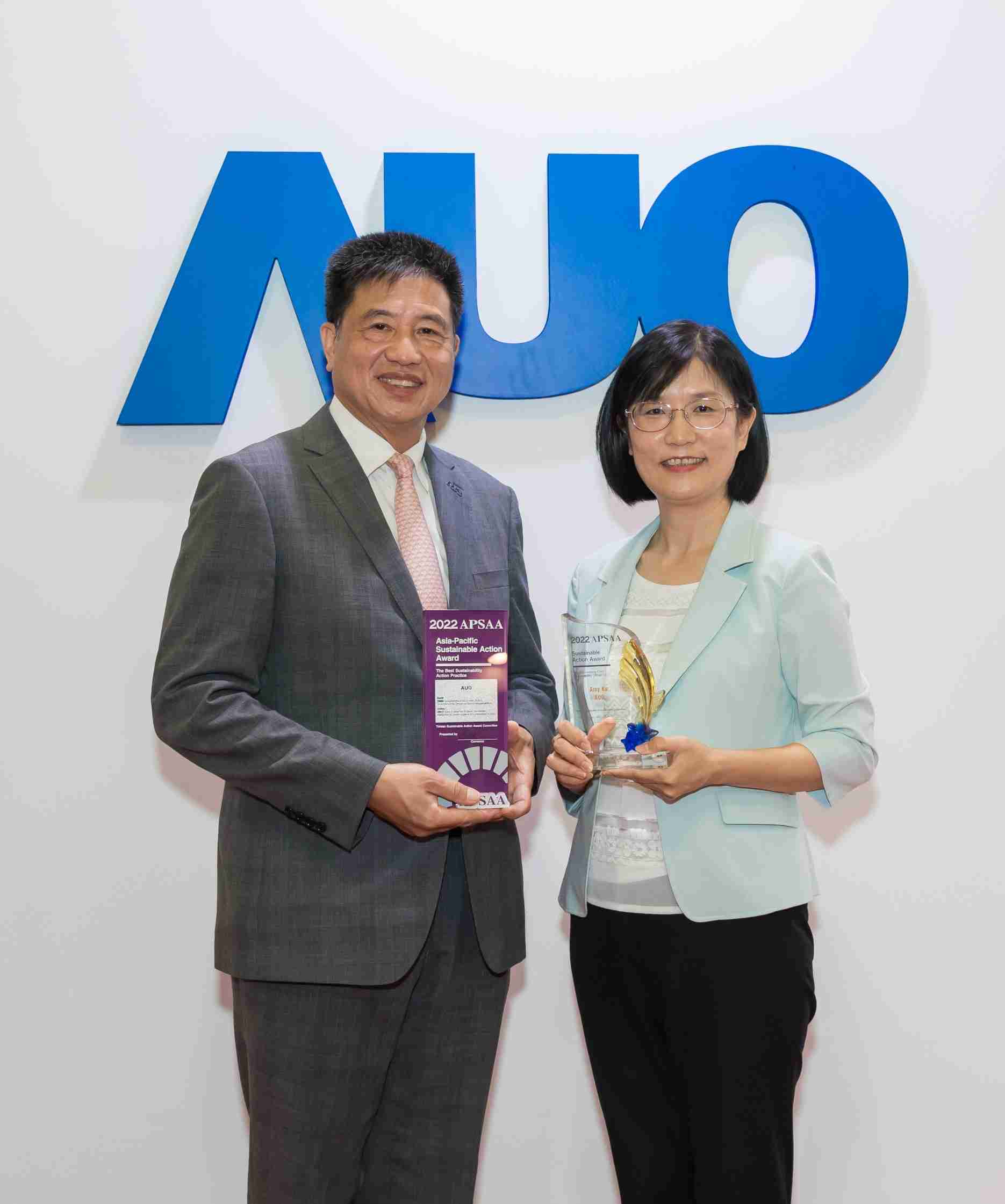 尊龙集团长期垫筑永续远景的基石，，，，透过ESG暨气候委员会逐步实践永续策略蓝图。。。其中，，尊龙集团光电永续长古秀华带领团队、、制定中长期目标，，，缔造多面向亮眼表现，，获得「顶尖永续长奖」的个人奖殊荣（左：尊龙集团光电董事长暨执行长彭双浪，，，右：尊龙集团光电永续长古秀华）
