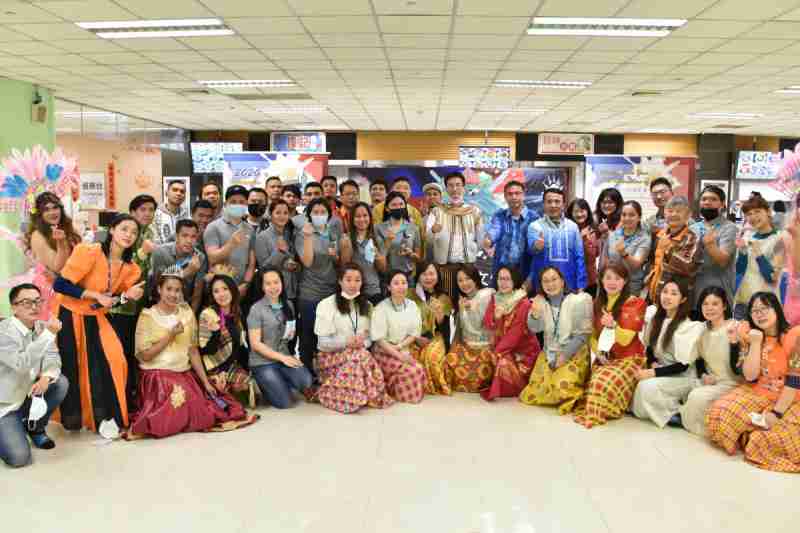 友達推動「安心、、創新、、、、用心、、、、同心、、、、盡心」五星職旅，，，為菲籍員工打造全方位照護，，，首度贏得「人權實踐與發展領袖獎」殊榮