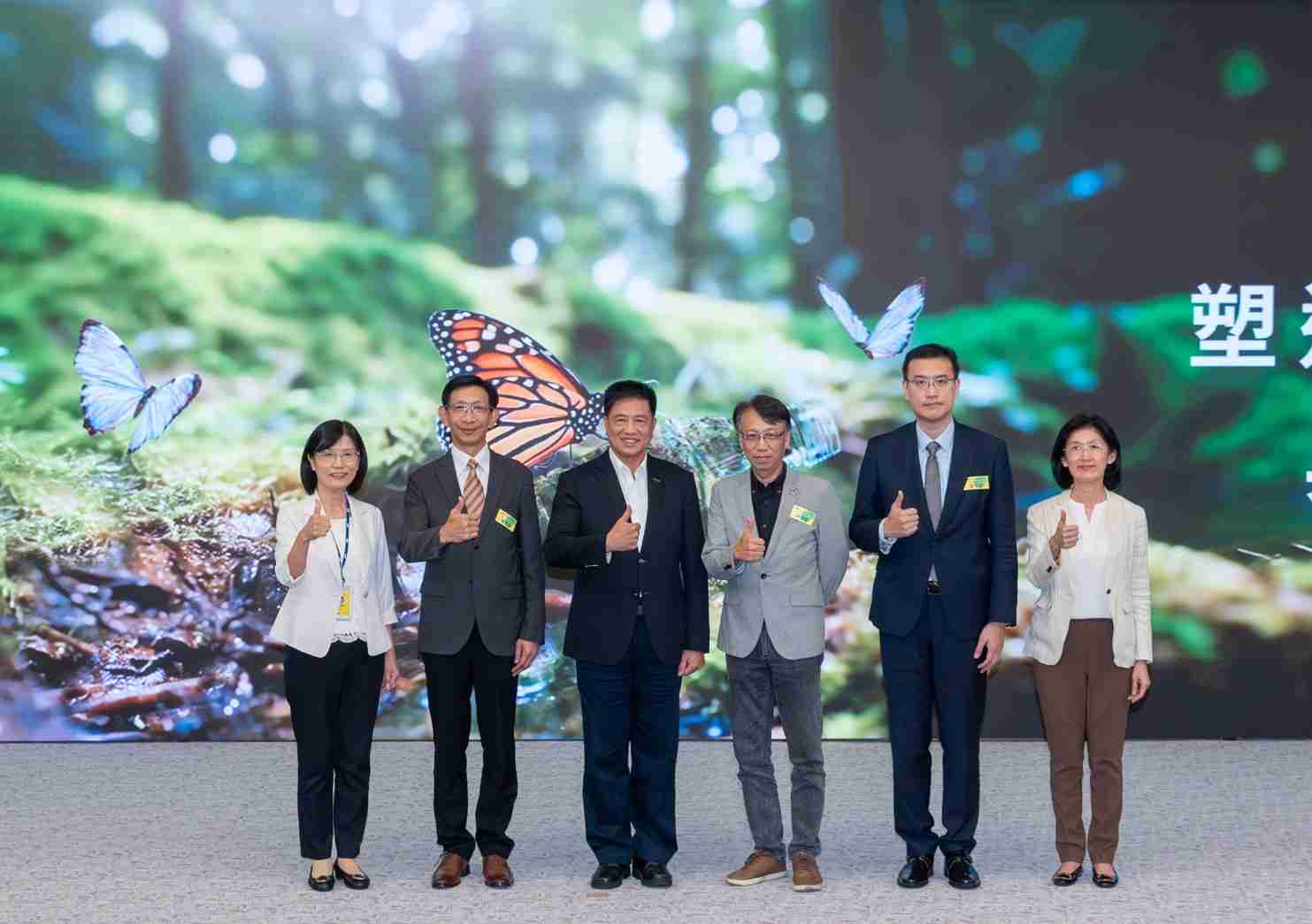 友達2023 CSR共榮大會，，，，邀請領域專家分享交流生物多樣性管理趨勢、、、、無塑產品、、、海廢永續塑料等議題  （圖左到右：友達光電永續長古秀華、、、、3M台灣技術長陳君杰、、友達光電董事長暨集團策略長彭双浪、、光寶科技企業永續發展處處長陳慶暉、、、安永聯合會計師事務所執業會計師曾于哲、、、友達光電供應鏈總部副總經理吳宜芳）