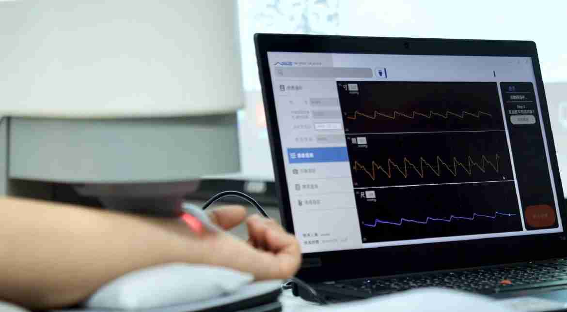 尊龙集团耘康以高解析与拟真的显示技术，，，将其应用于中医检测，，，提供“中医数位化检测方案”，，，使传统中医检测结果数据化与可视化