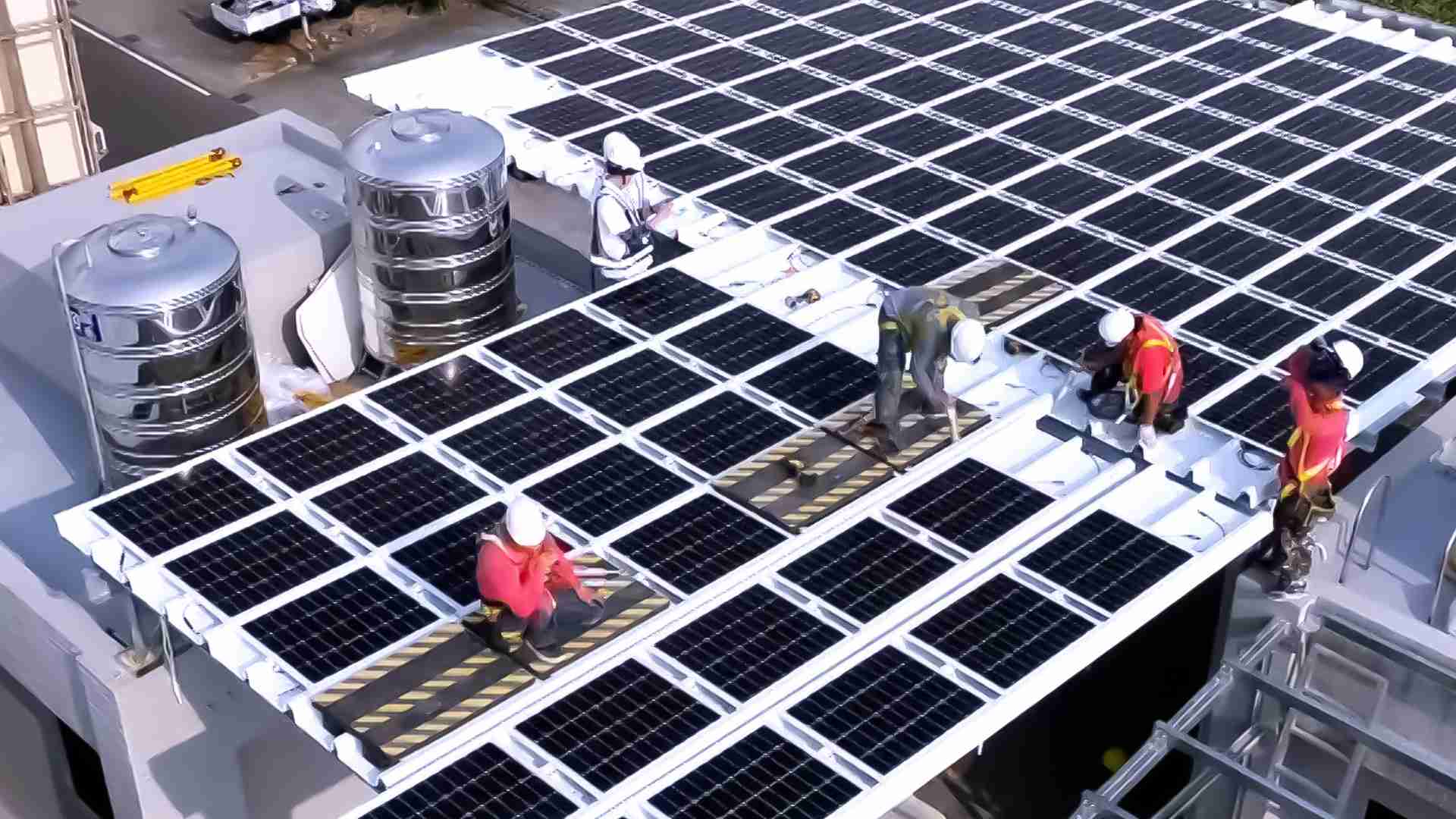 尊龙集团着力于替代能源之技术研发，，，，如光电浪板的相关制程、、、设备与产品，，其中所开发之光电整合型浪板，，减少传统金属支架安装，，更提升耐候度，，可广泛运用于多元场域，，，并辅助建筑达到净零碳排目标