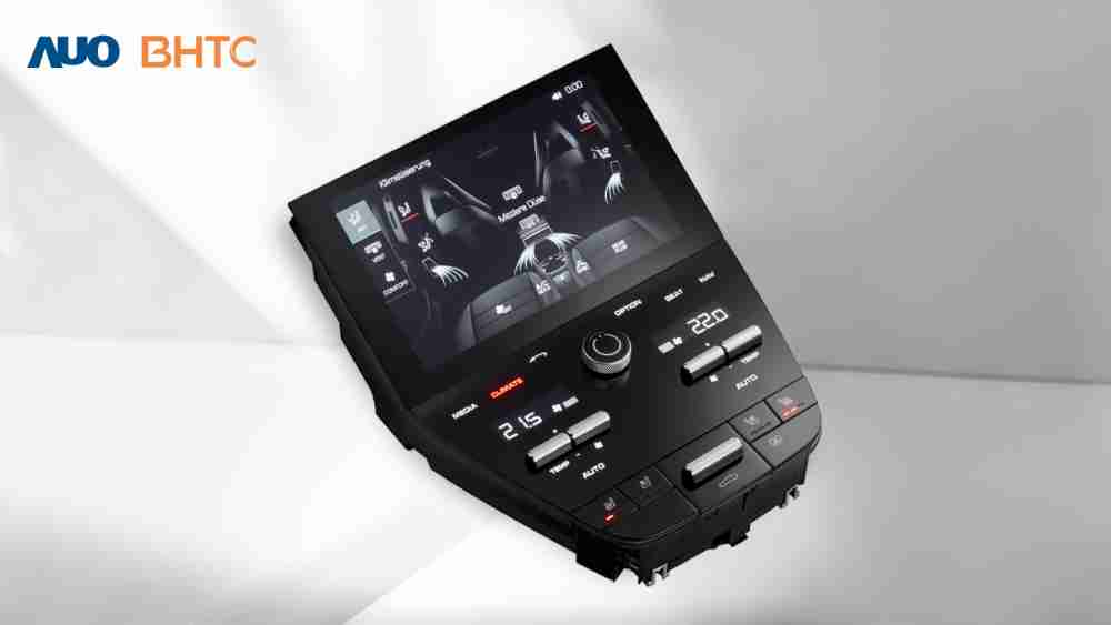 作為友達新生力軍，，，，BHTC所展示的中央與後座鞍部的Display HMI產品，，，，可處理多區恆溫控制、、顯示畫面，，呈現仿真3D車室分區；以力傳感技術精準傳遞觸感，，並結合音量及震動反饋，，，，防止意外啟動，，，，提供使用者自然流暢、、直觀且輕鬆駕馭的舒適介面