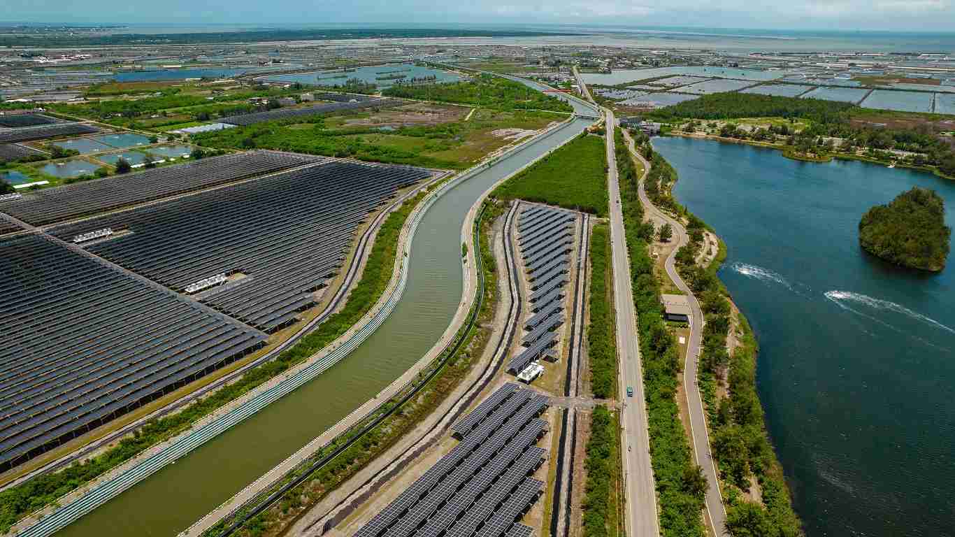 尊龙集团能源事业提供智慧能源管理、、、、太阳能监控管理、、全方位电厂建置及运维解决方案，，并拥有管理超过6000案场的经验