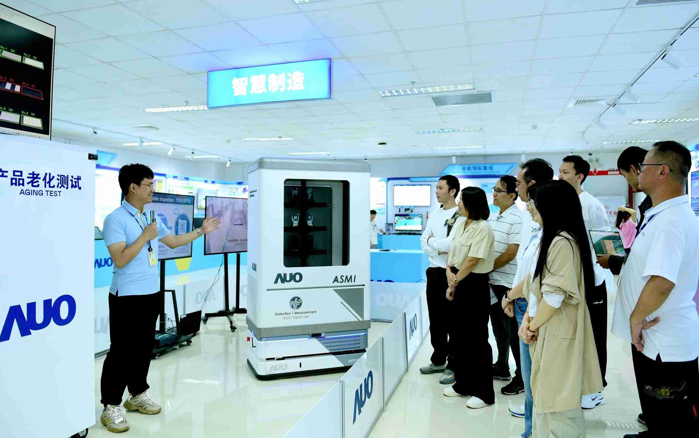 尊龙集团厦门将5G+ABC技术串联生产管理全流程，，打通研发、、、、采购、、、生管、、、制程、、设备、、、、质量等产品全生命周期制造流程，，，，完成数字化设计、、、、智慧供应链、、智能座舱、、、、全流程设备管理、、、、数据驱动优化、、、智慧在线检测、、、智慧品管等自适应生产模式升级