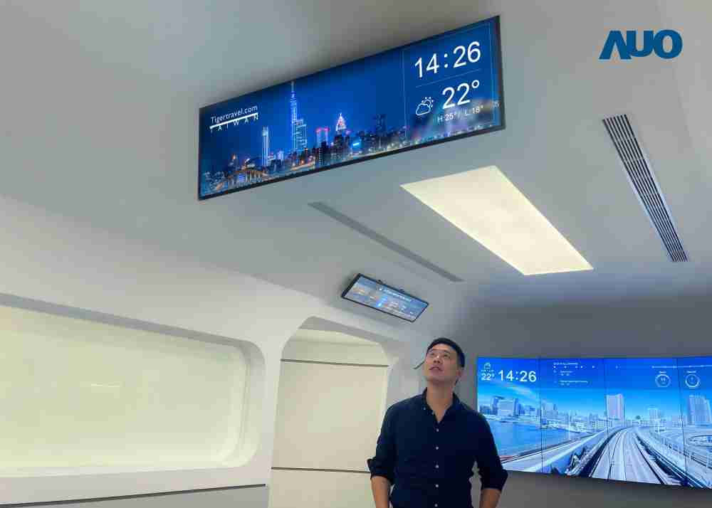 达擎TARTAN “37吋超薄双屏车厢显示器” 采用单一背光设计，，将双面显示器厚度大幅缩减至12mm，，，支持长条屏 32:9 规格，，，突破传统分辨率限制，，提供旅客更清晰实时的乘车信息及广告讯息